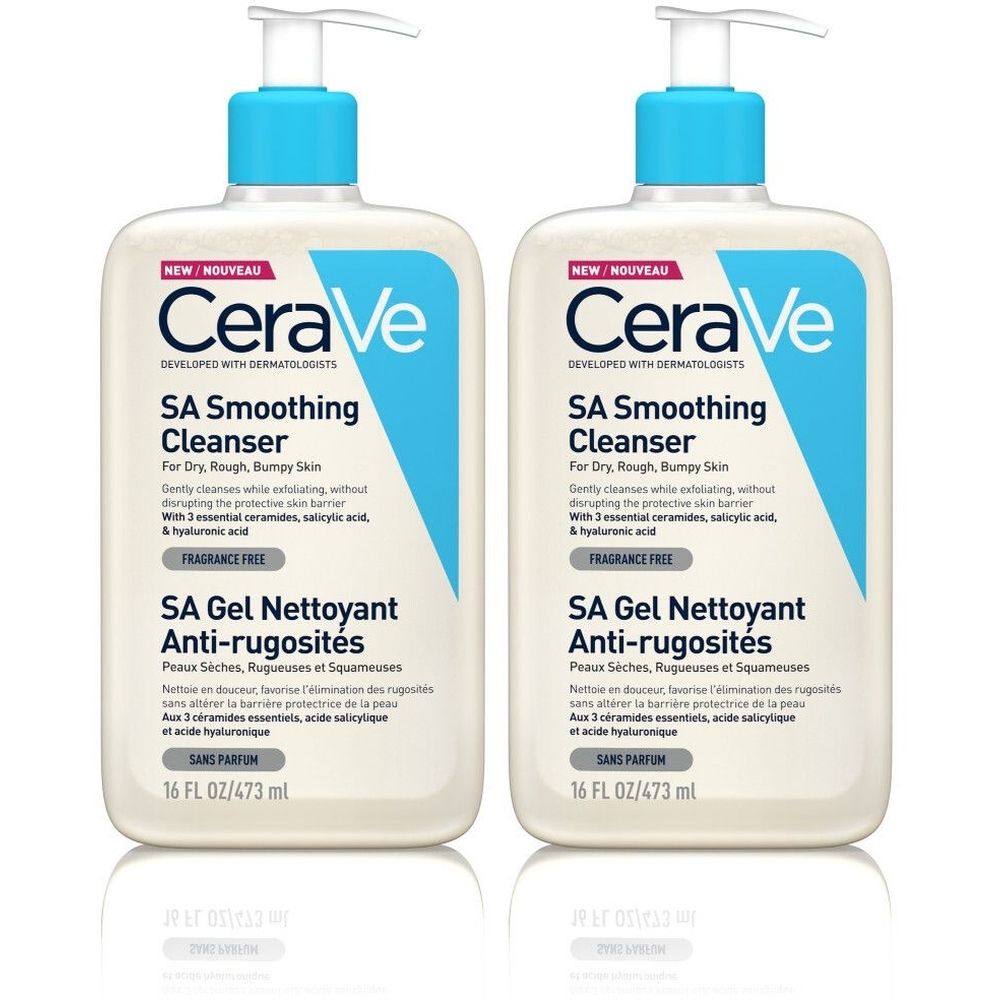Twee flessen CeraVe SA Smoothing Cleanser. Witte flessen met blauwe dop en pomp. Tekst: SA Gel Nettoyant Anti-rugosités.