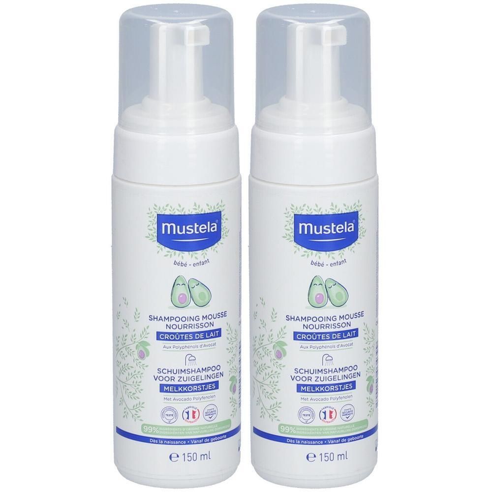 Twee witte flessen Mustela Schaumshampoo voor Kleinkinder. Opschrift: Shampooing Mousse Nourrisson, Crôutes de lait, 150 ml.