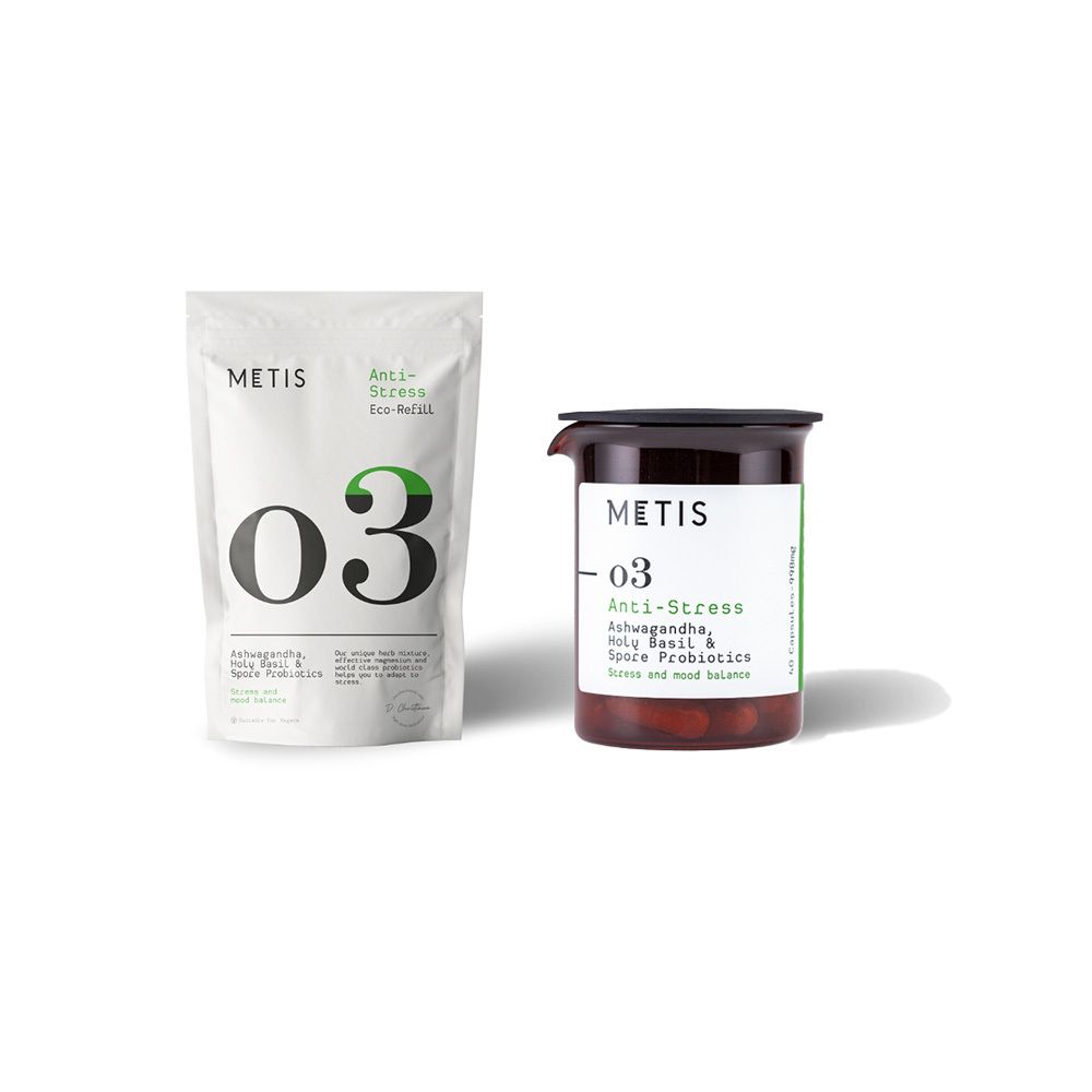 Deux emballages. À gauche : sachet avec "03". À droite : pot marron avec capsules et étiquette "03 Anti-Stress".