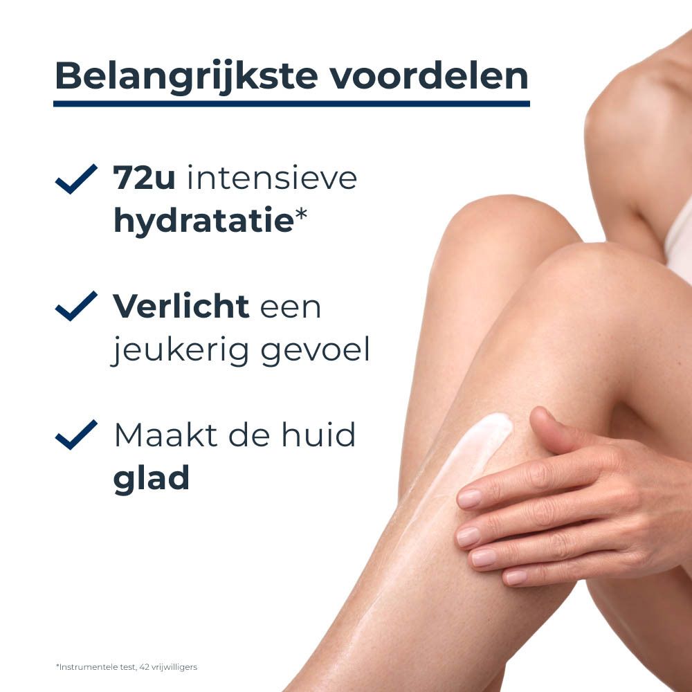 Benen van een persoon die Eucerin UreaRepair PLUS lotion aanbrengt.
