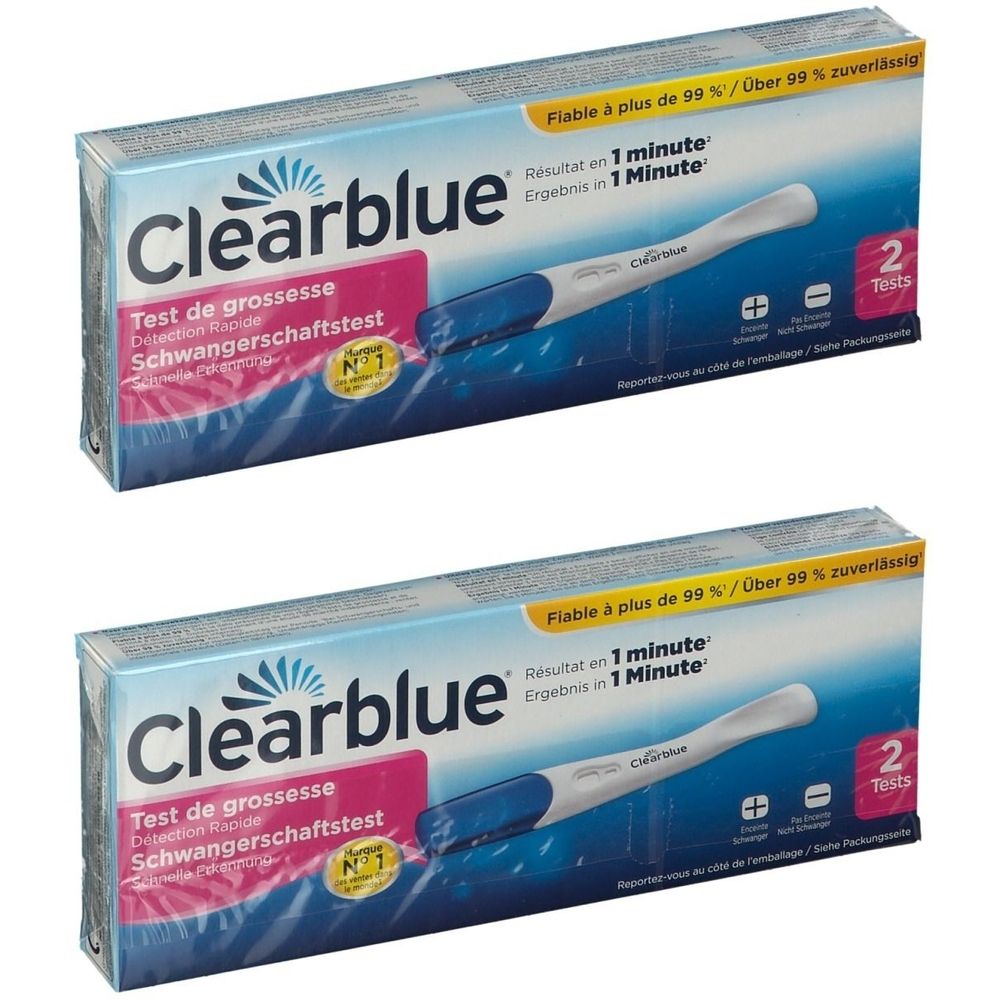 Deux boîtes de test de grossesse Clearblue Plus. Emballage bleu et blanc avec image d'un bâtonnet de test. Texte: Clearblue, Test de grossesse.
