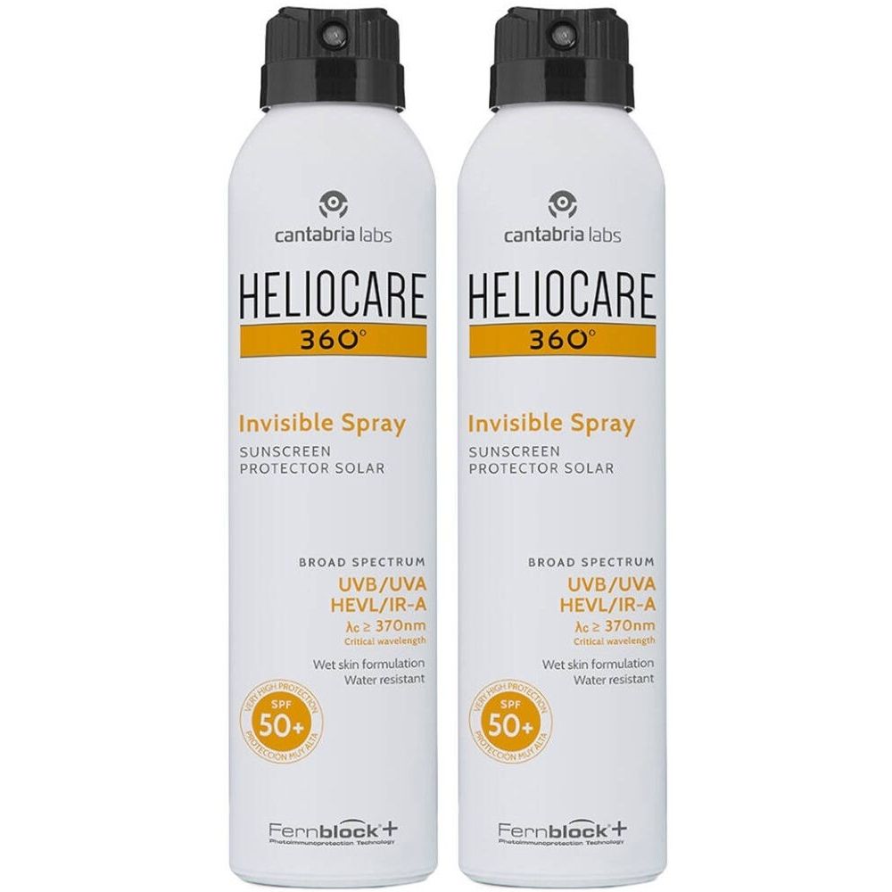 Deux flacons spray blancs avec bouchon noir. Inscription: Heliocare 360° Invisible Spray SPF50+. Cercle jaune avec SPF50+.