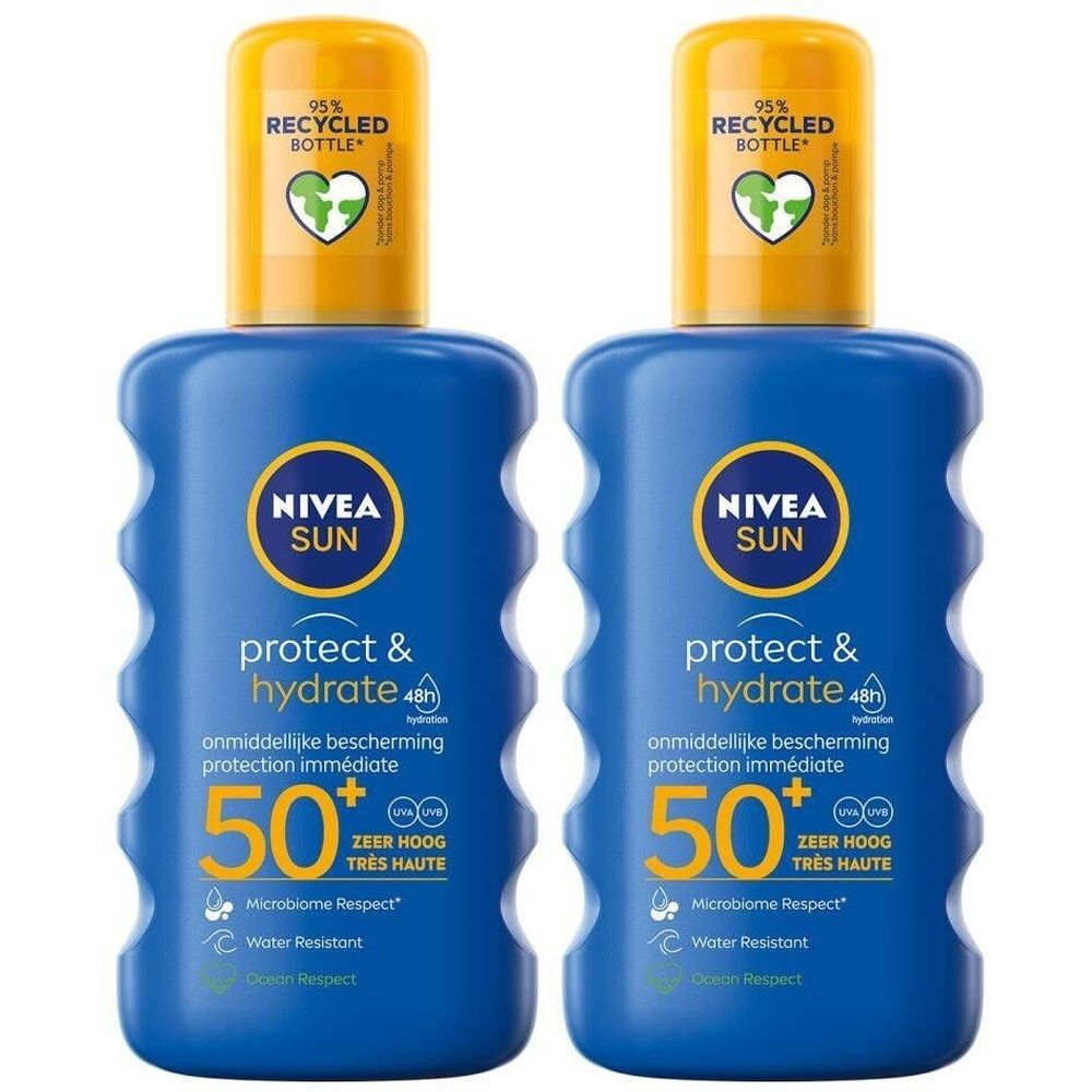 Twee blauwe flessen met gele doppen. Opschrift: Nivea Sun Protect & Hydrate, SPF 50+. 95% gerecyclede fles. Waterbestendig.