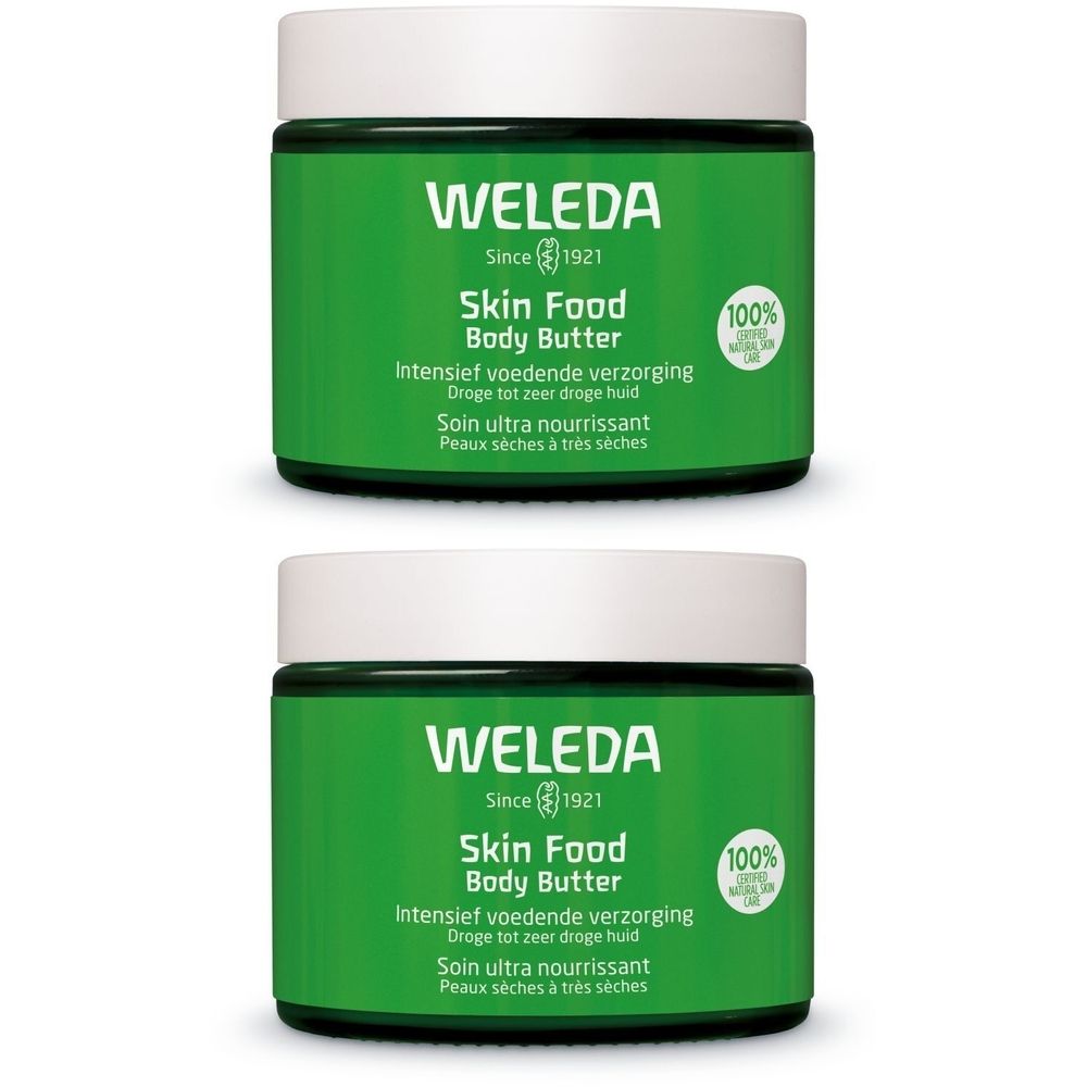 Twee groene potten met witte deksels. Opschrift: WELEDA, Skin Food Body Butter. Tekst in het Nederlands en Frans. Zegel: 100%.