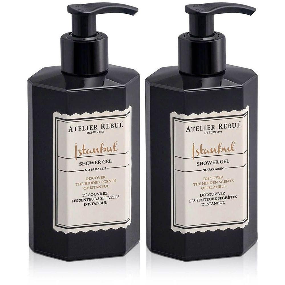 Deux flacons noirs octogonaux avec pompe. L'étiquette indique "Atelier Rebul Istanbul Shower Gel".