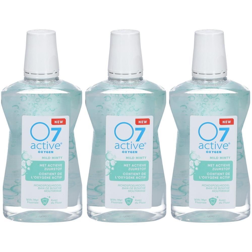 Drie flessen O7 active mondspoeling. Lichtblauwe vloeistof, witte dop, etiket met logo en tekst.