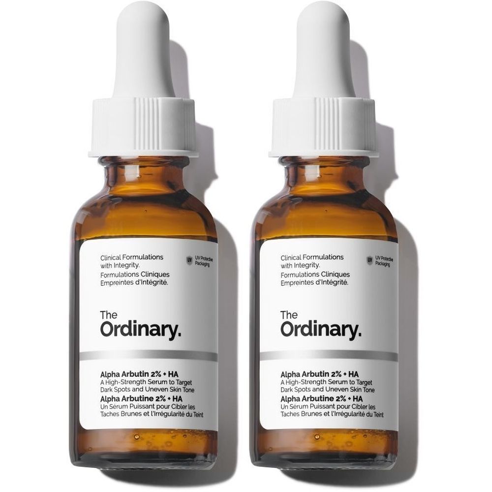 Twee flessen The Ordinary Alpha Arbutin 2% + HA serum. Bruine glazen flessen met wit etiket en pipet.