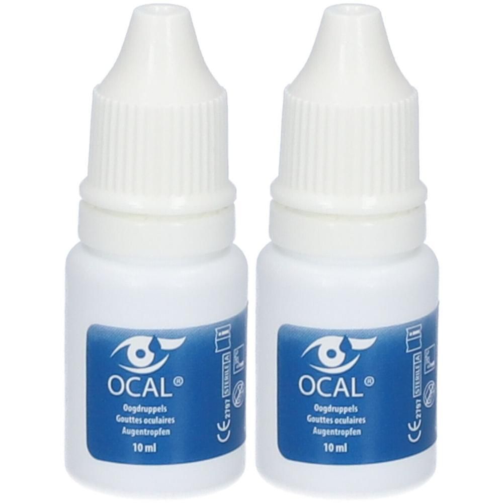 Twee witte flessen oogdruppels. Blauwe etiketten met logo en tekst. 10 ml.