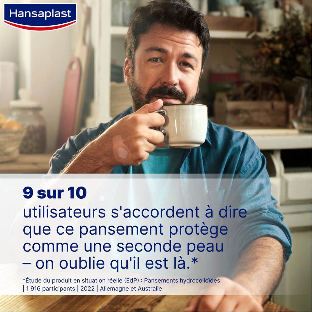 Un homme boit du café. Texte : 9 utilisateurs sur 10 sont satisfaits du pansement.