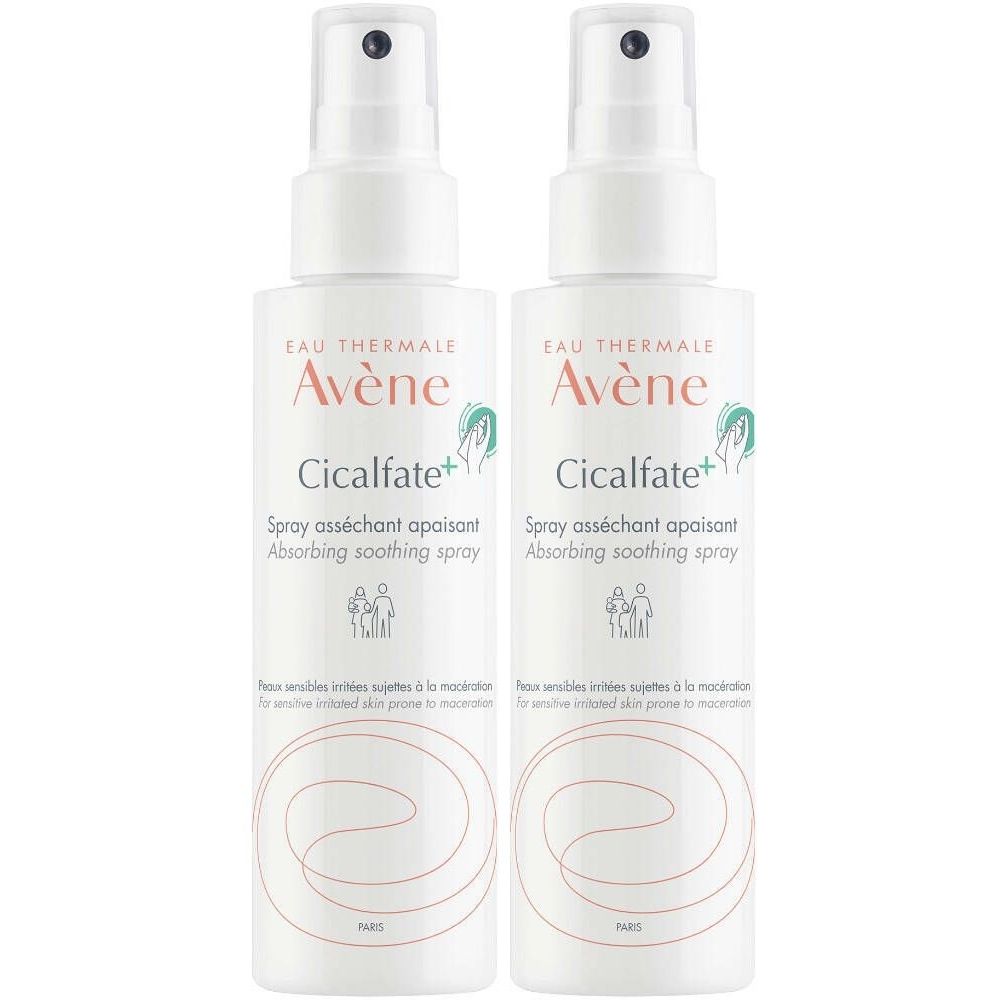 Twee witte sprayflacons. Opschrift: Avène Cicalfate+. Spray asséchant apaisant. Absorbing soothing spray. Voor geïrriteerde huid.