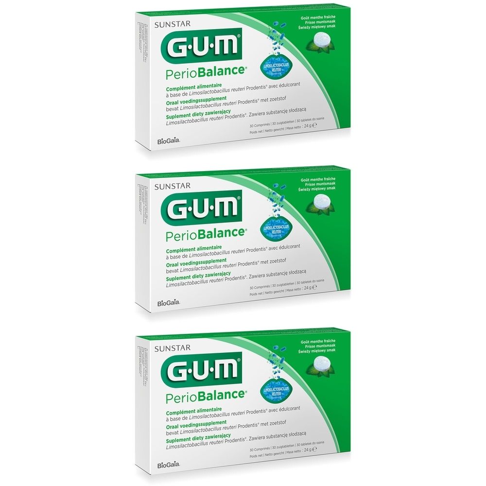 Drie dozen GUM PerioBalance. Witte verpakking met groene accenten. Opschrift GUM PerioBalance. Voedingssupplement.