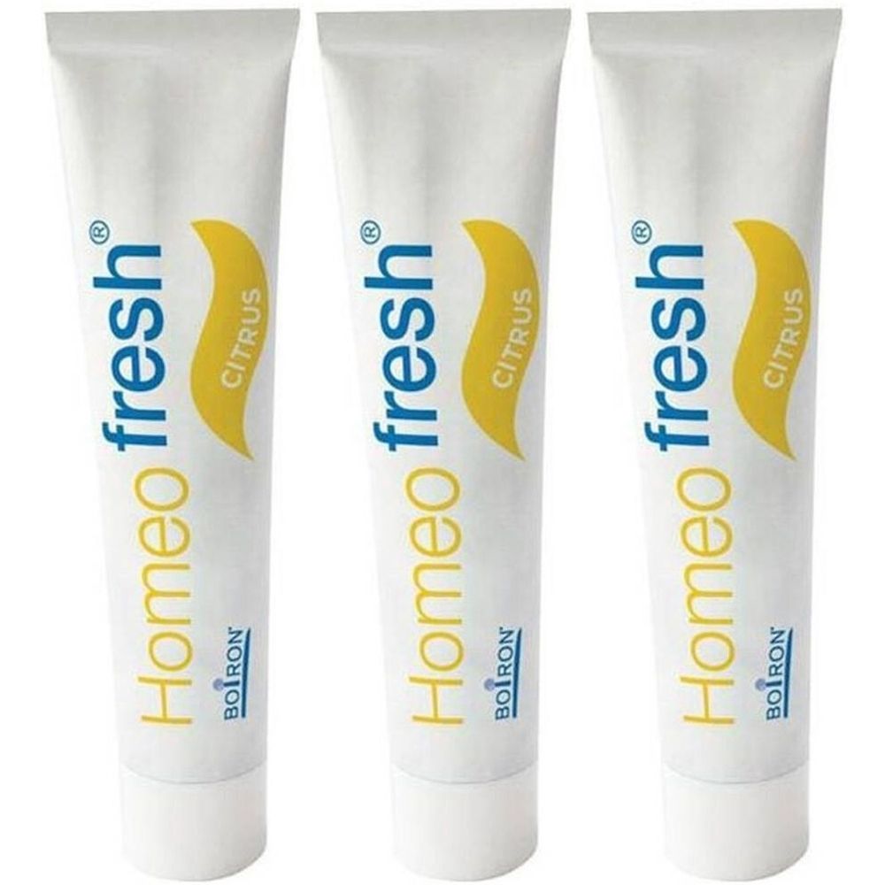 Trois tubes de dentifrice. Blancs, avec impression bleue et jaune. Inscription Homeo fresh Citrus et Boiron.