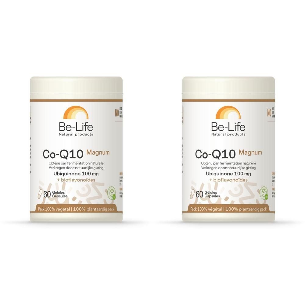 Twee witte potten met etiketten. Opschrift: Be-Life Co-Q10 Magnum Ubichinon 100mg. 60 capsules.
