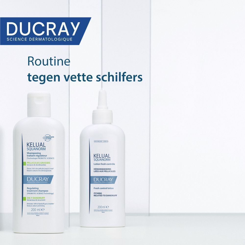 Twee witte shampoo flessen. Opschrift: KELUAL SQUANORM, Ducray. Tekst: Routine tegen vette schilfers.