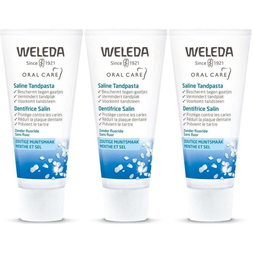 Drie tubes Weleda Saline Tandpasta. Witte tubes met blauwe tekst en illustraties. Bevat tekst in meerdere talen.