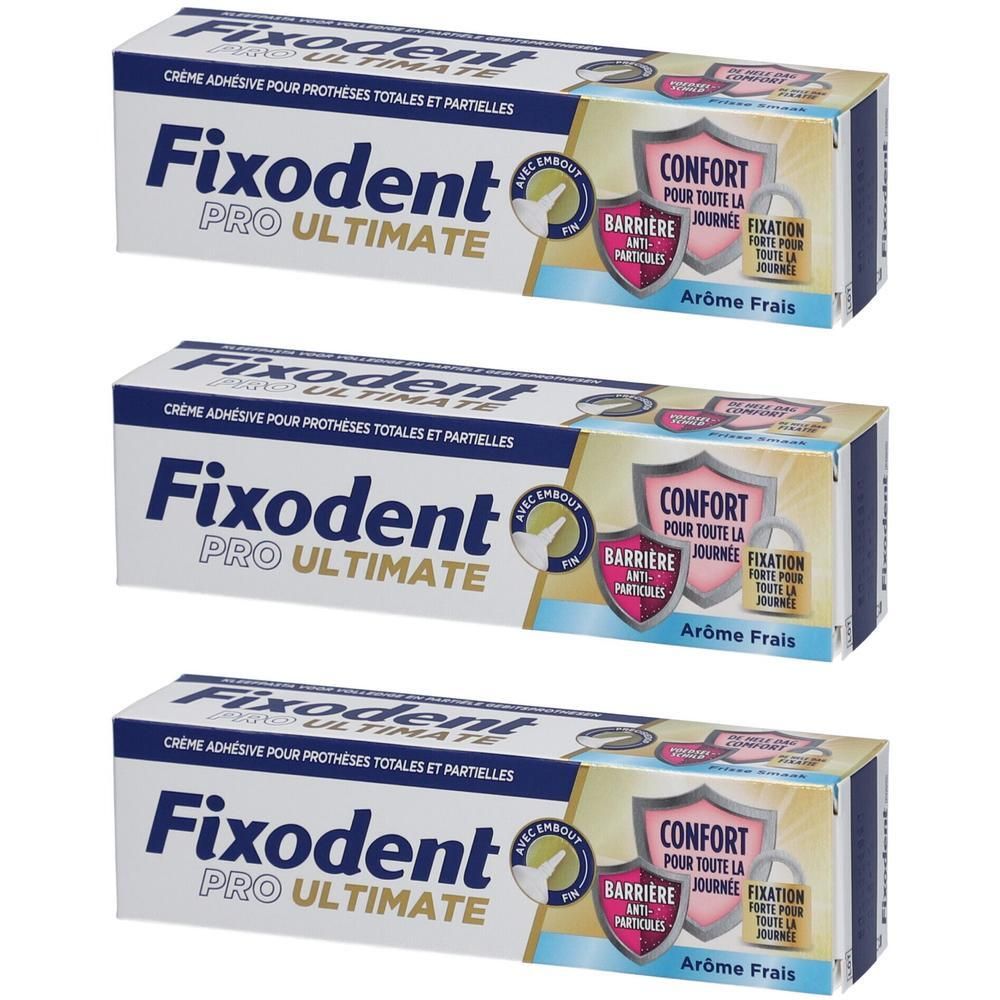 Drie verpakkingen Fixodent Pro Ultimate. Witte tubes met blauwe tekst en kartonnen verpakking. Tekst: Crème adhesive pour prothèses.