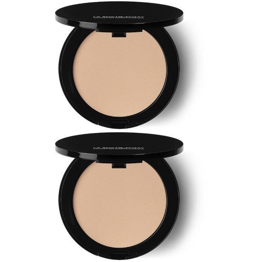 Twee ronde, zwarte poederdozen met beige poeder. Deksel open. "La Roche-Posay" op de deksels.