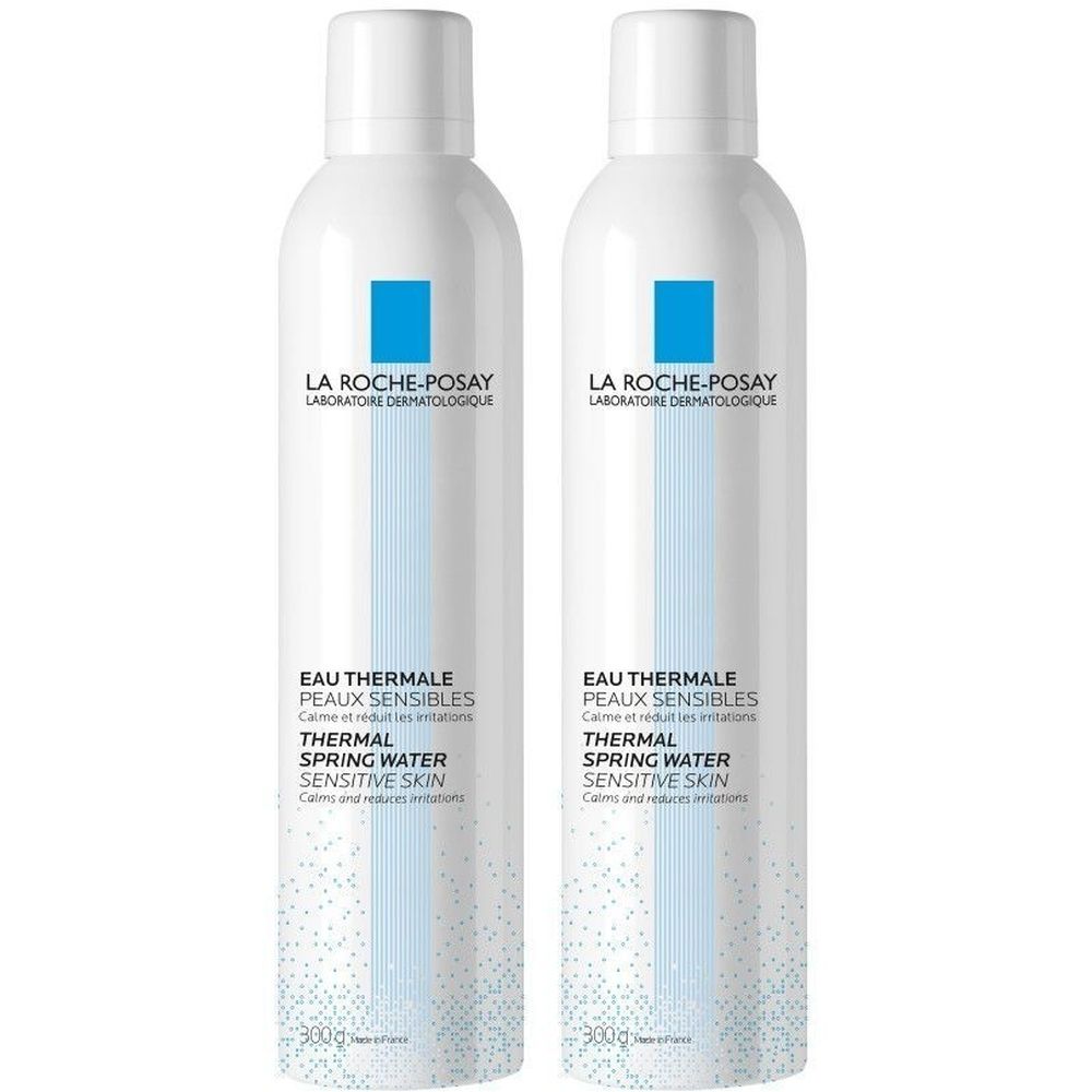Twee witte spuitflessen. Opschrift: La Roche-Posay, Eau Thermale, Peaux Sensibles, Thermal Spring Water, Sensitive Skin.