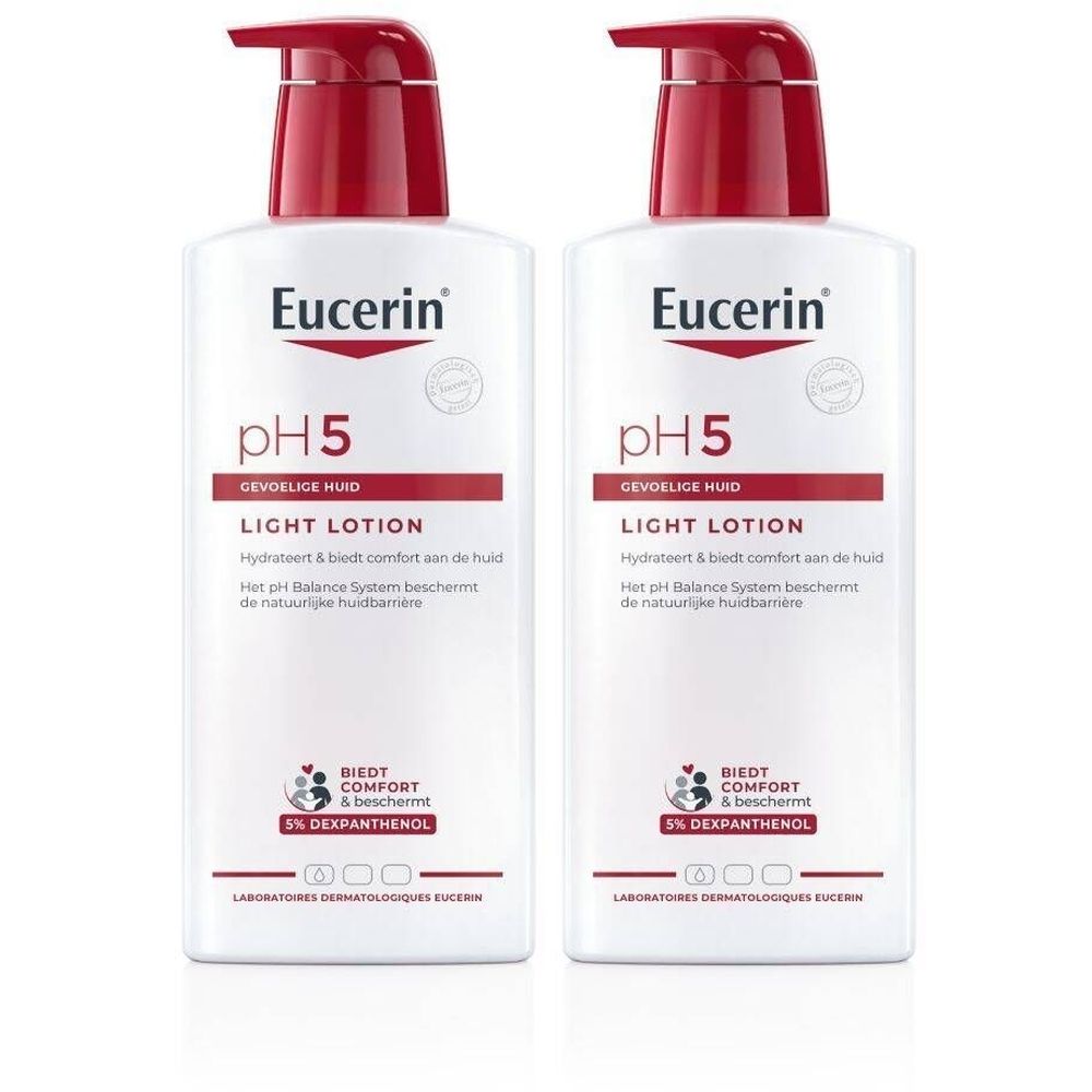 Twee flessen Eucerin pH5 Light Lotion. Witte flessen met rode pomp. Tekst: pH5, Light Lotion, Eucerin.