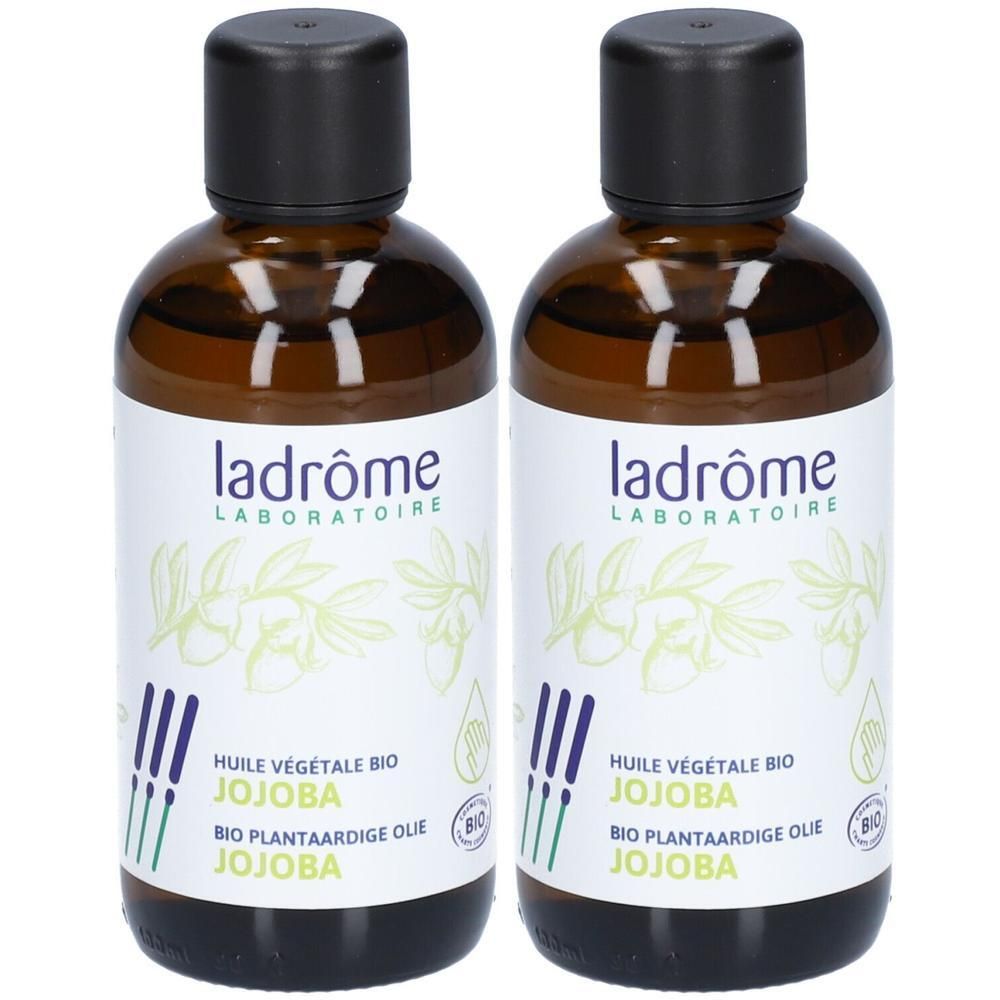 Deux flacons avec bouchon noir et étiquette blanche. Inscription : Ladrôme, huile de jojoba. Label bio.
