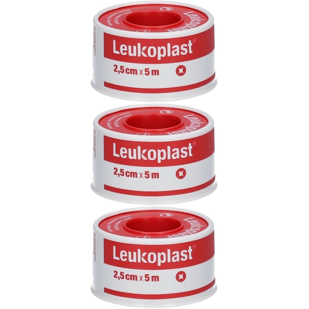 Drie rollen Leukoplast pleister, rood-wit. Opschrift: Leukoplast, 2,5 cm x 5 m. Rood midden.