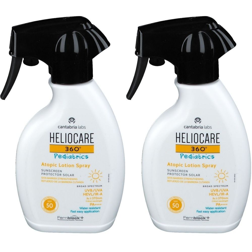 Twee witte sprayflessen met zwarte sproeikop. Opschrift: Heliocare 360° Pediatrics Atopic Lotion Spray SPF50.