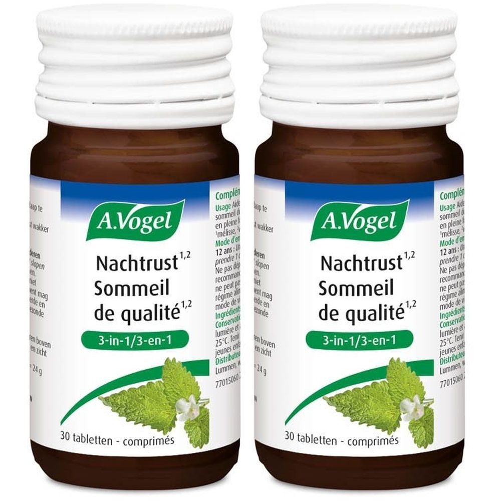 Twee bruine glazen flessen met witte doppen. Labels: A. Vogel Nachtrust Sommeil de qualité 3-in-1. 30 tabletten.