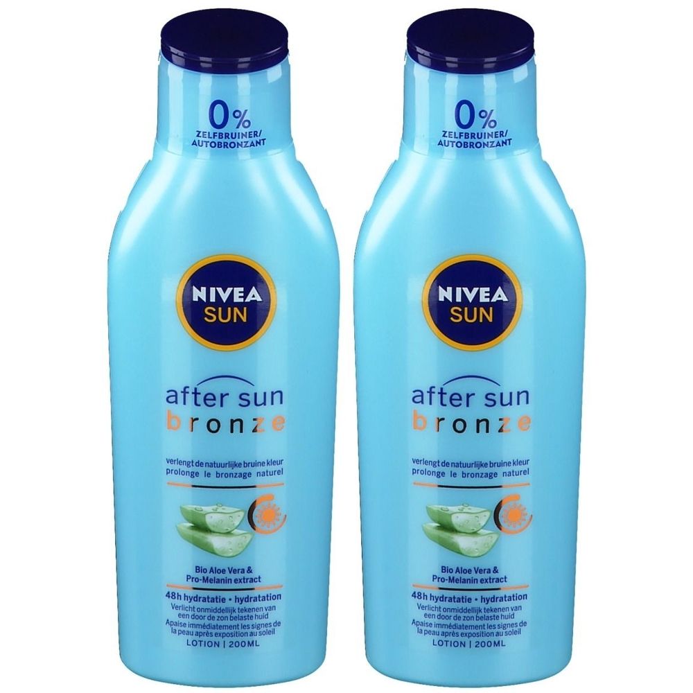 Twee blauwe flessen Nivea Sun After Sun Bronze Lotion. Opschrift: 0% zelfbruiner, After Sun Bronze, Bio Aloe Vera & Pro-Melanin extract.