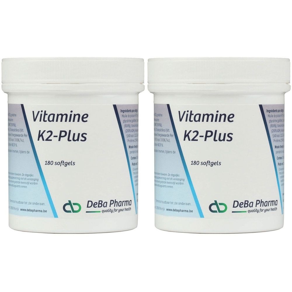 Deux pots blancs avec l'inscription "Vitamine K2-Plus" et "180 softgels". Le logo DeBa Pharma est visible.