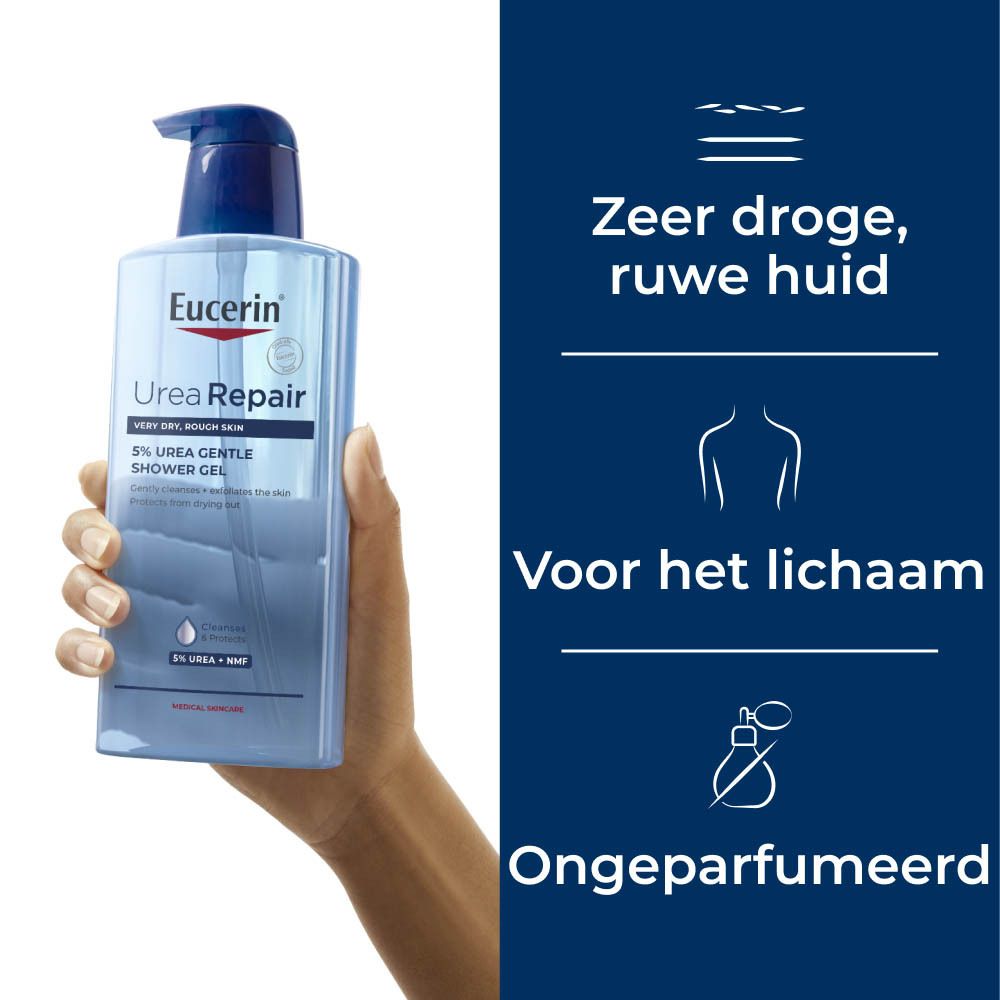 Hand houdt een fles Eucerin UreaRepair Wasgel 5% Urea vast, voor zeer droge huid, ongeparfumeerd.
