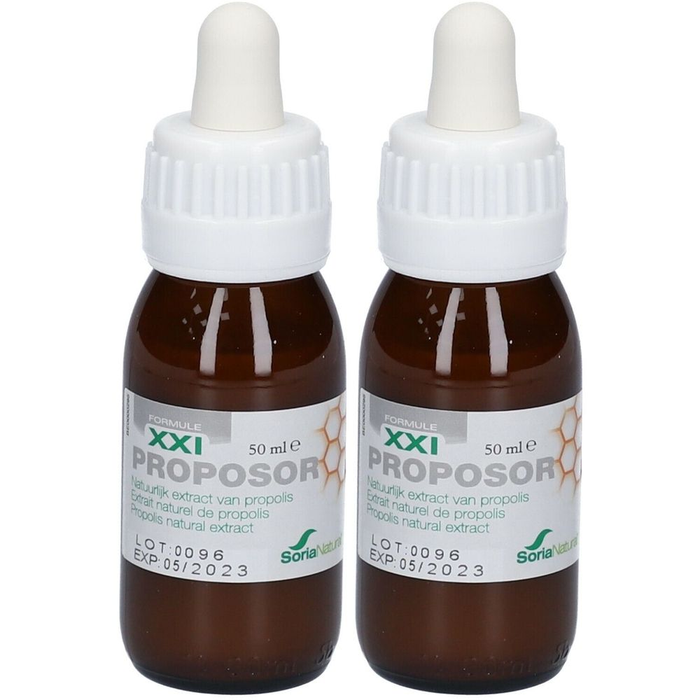 Twee bruine glazen flessen met witte doppen en pipetten. De etiketten tonen "PROPOSOR XXI" en "Soria Natural".