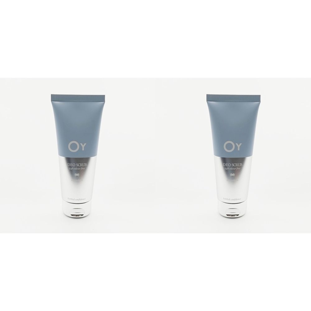 Twee tubes met blauwe dop en zilverkleurige body. Op het blauwe oppervlak staat "OY". Daaronder staat "DEO SCRUB".