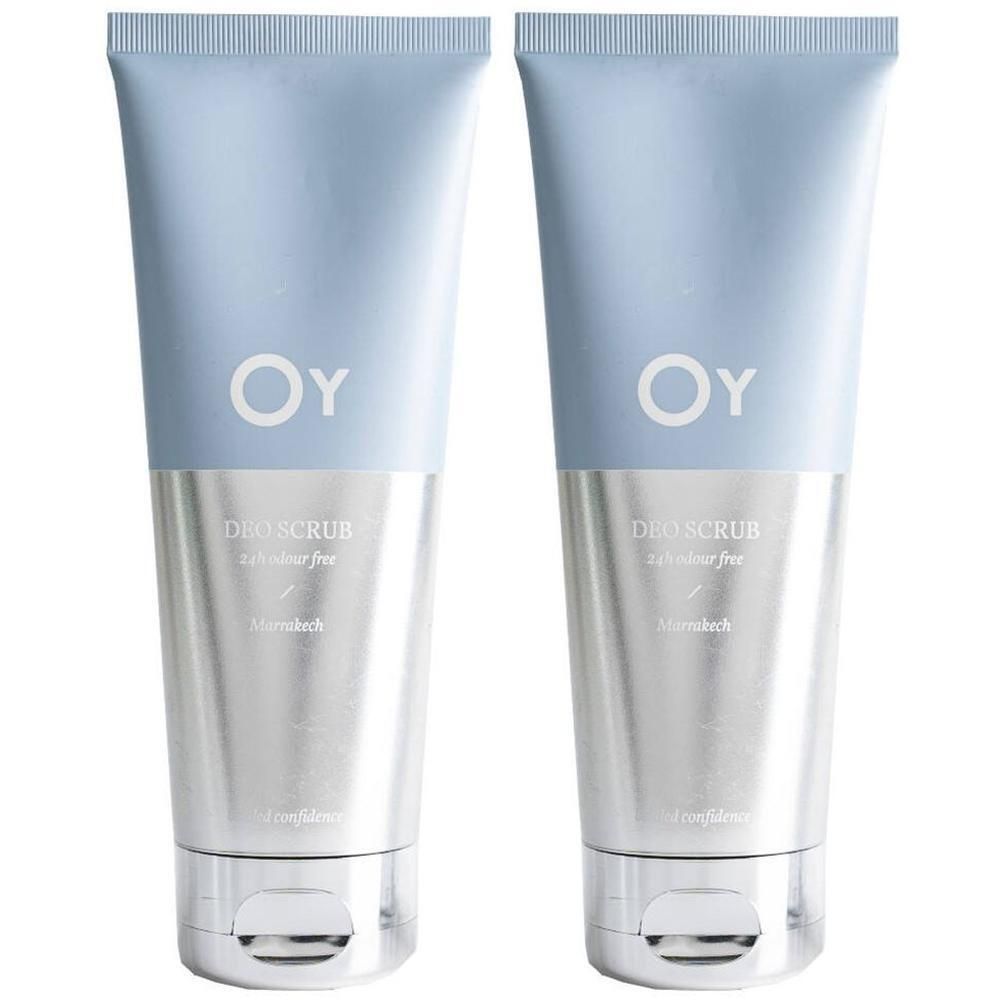 Twee tubes met blauwe dop en zilverkleurige body. OY-logo en 'DEO SCRUB' tekst zichtbaar.