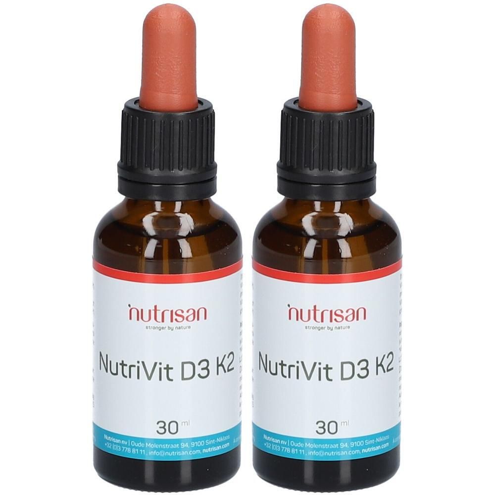 Twee flessen Nutrisan NutriVit D3 K2. Bruine glazen flessen met druppelaar. Opschrift: NutriVit D3 K2.