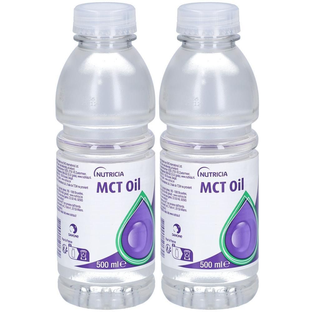 Twee flessen Nutricia MCT Oil. Heldere vloeistof, witte dop, etiket met logo en productnaam. 500 ml.