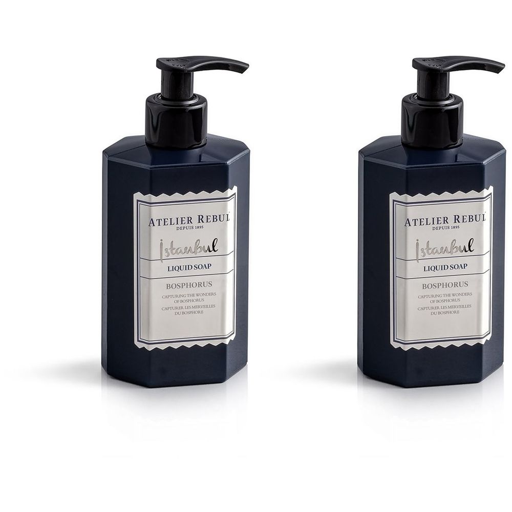 Twee blauwe zeepdispensers met zwarte pomp. Etiket met tekst: Atelier Rebul Istanbul Bosphorus Liquid Soap.
