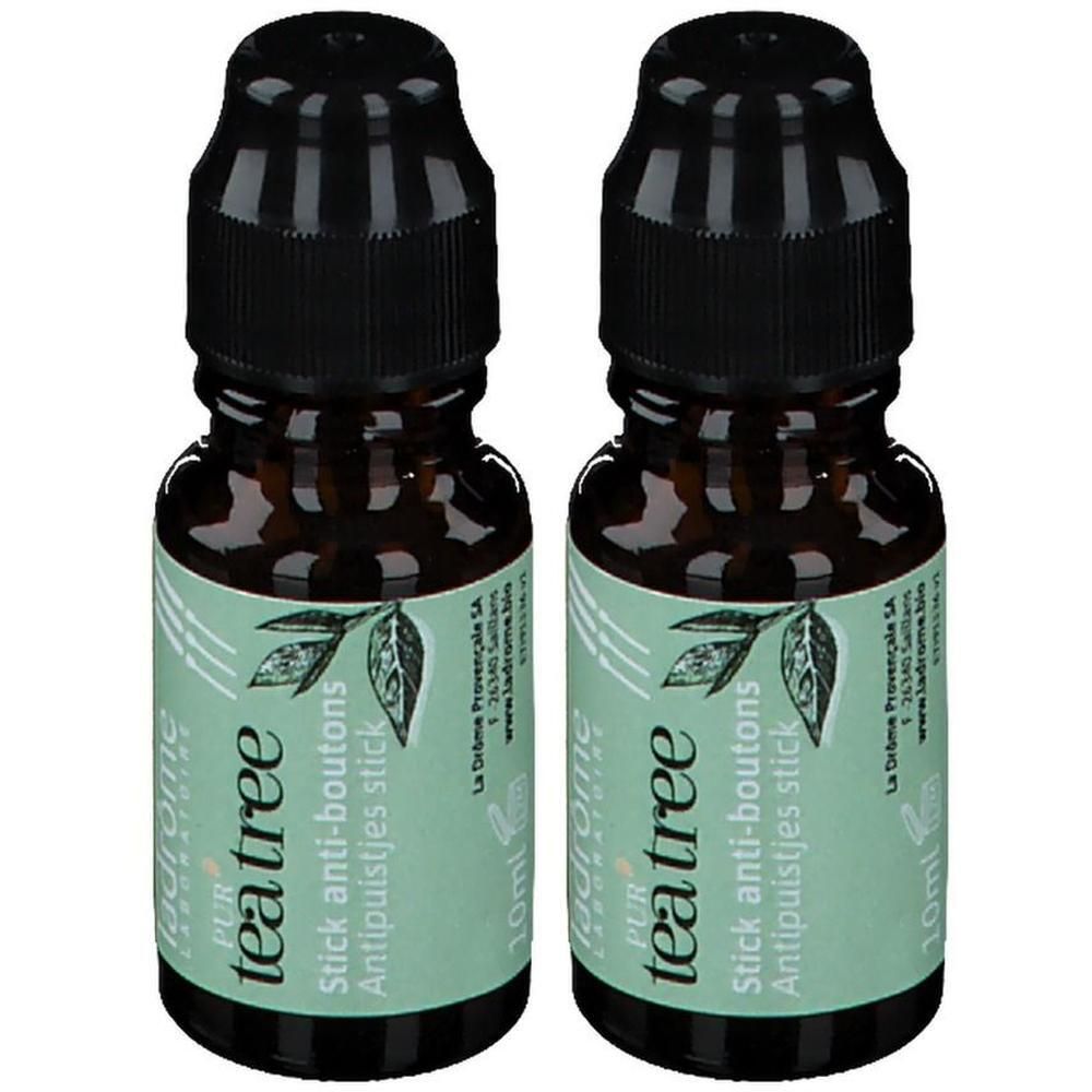 Twee flesjes met zwarte dop en etiket. Opschrift: tea tree stick anti-boutons. 10ml.