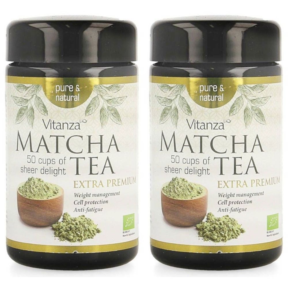 Deux boîtes de thé Matcha Vitanza. Couvercle noir, bord doré, texte vert. Inscription : Extra Premium, 50 tasses, pure & natural.