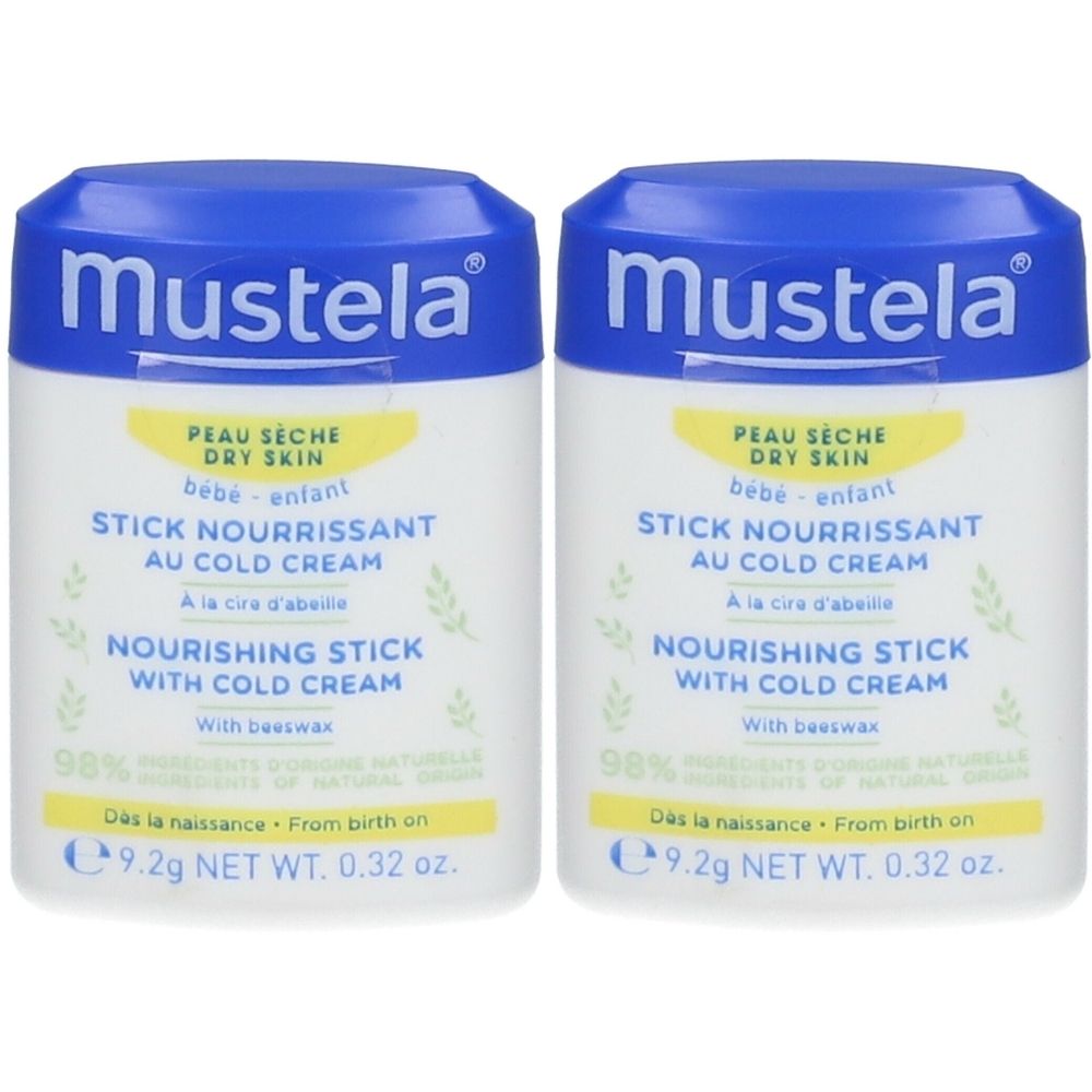 Deux sticks blancs avec bouchon bleu. Inscription: Mustela, Peau Seche, Stick Nourrissant, Cold Cream. 9,2g.