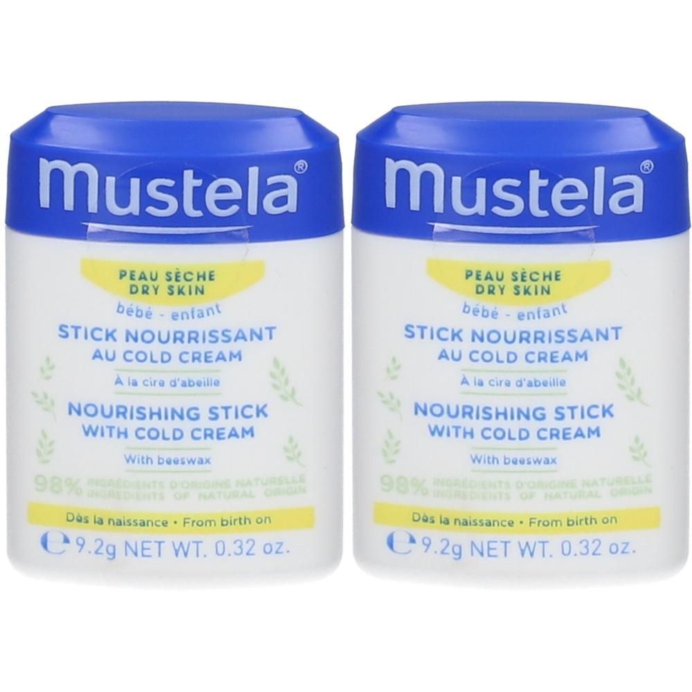 Twee witte sticks met blauwe doppen. Opschrift: Mustela, Stick nourrissant au cold cream. Gele etiketten met tekst.