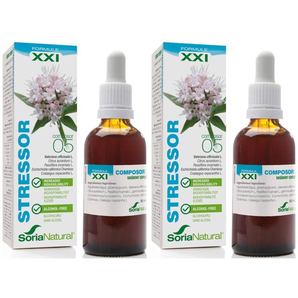 Meerdere flessen en verpakkingen van Soria Natural Composor 05 Stressor XXI. Bruine glazen flessen met pipetten, in witte dozen.