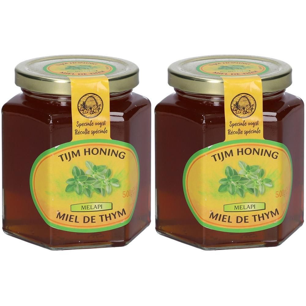 Twee potten tijmhoning. Zeshoekige vorm, gouden deksel, geel etiket met plantmotief en tekst.