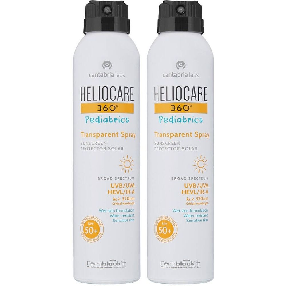 Deux flacons spray blancs avec bouchon noir. Inscription : Heliocare 360° Pediatrics Transparent Spray SPF50+.