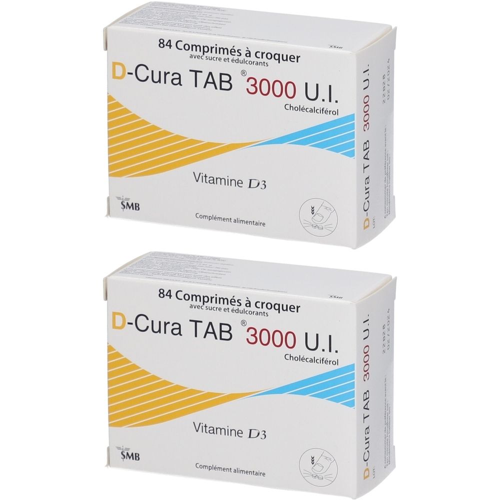 Deux boîtes de D-Cura TAB 3000 U.I. avec 84 comprimés. Inscription : Vitamine D3, Cholecalciferol. Emballage blanc avec accents jaunes et bleus.
