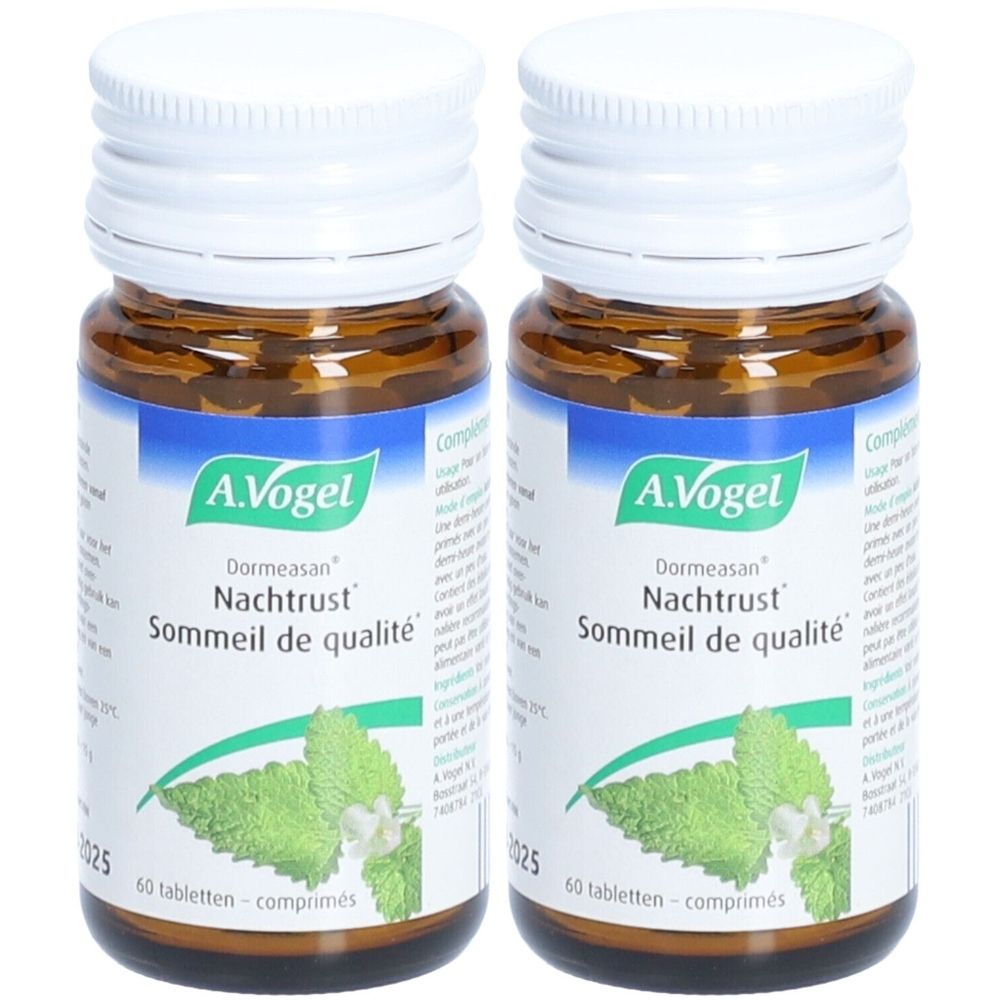 Twee bruine glazen flessen met witte doppen. Labels met "A. Vogel Dormeasan Nachtrust Sommeil de qualité". Kruidenmotief eronder.