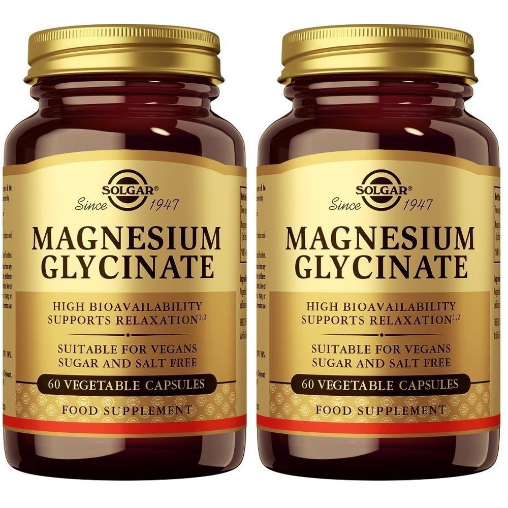 Twee bruine glazen flessen met gouden doppen. Opschrift: Magnesium Glycinate, 60 capsules, Solgar. Geschikt voor veganisten.