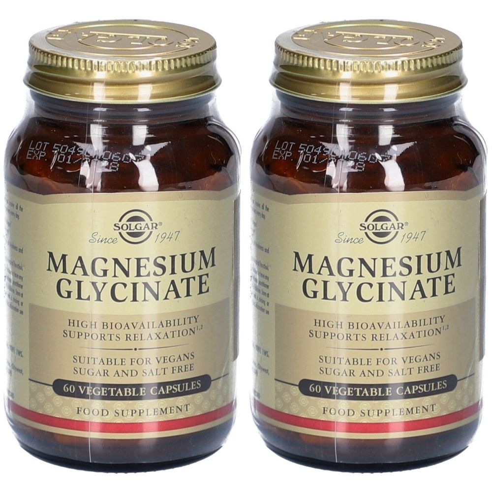 Twee flessen Solgar Magnesium Glycinate. Bruine glazen flessen met gouden doppen en etiketten. Tekst: Magnesium Glycinate, 60 capsules.