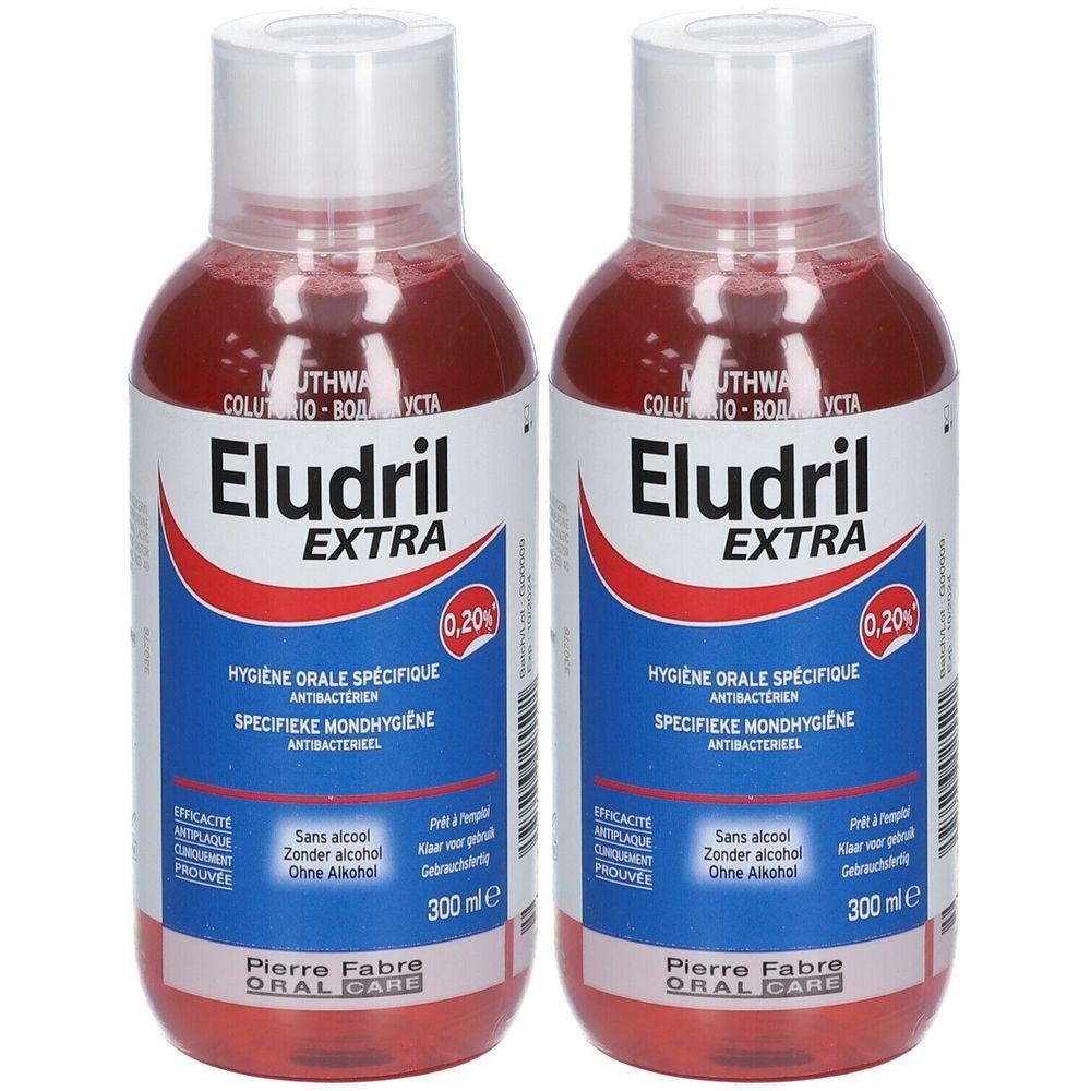 Twee flessen mondspoeling. Rode vloeistof in transparante flessen met witte dop. Opschrift Eludril Extra, 0,20% chloorhexidine.