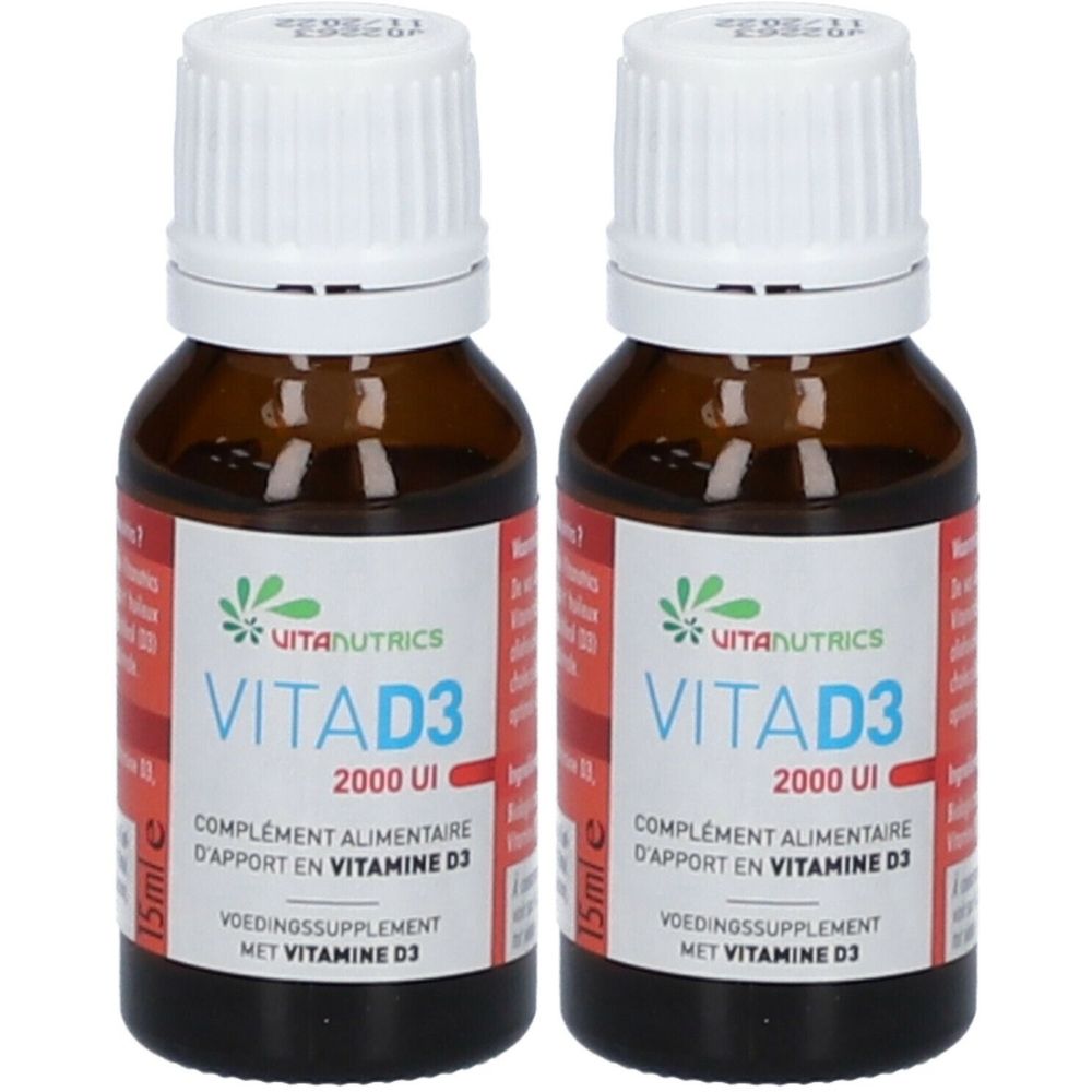 Deux flacons de Vitanutrics Vita D3. Flacons en verre brun avec bouchon blanc et étiquette. Inscription : Vita D3 2000 UI.