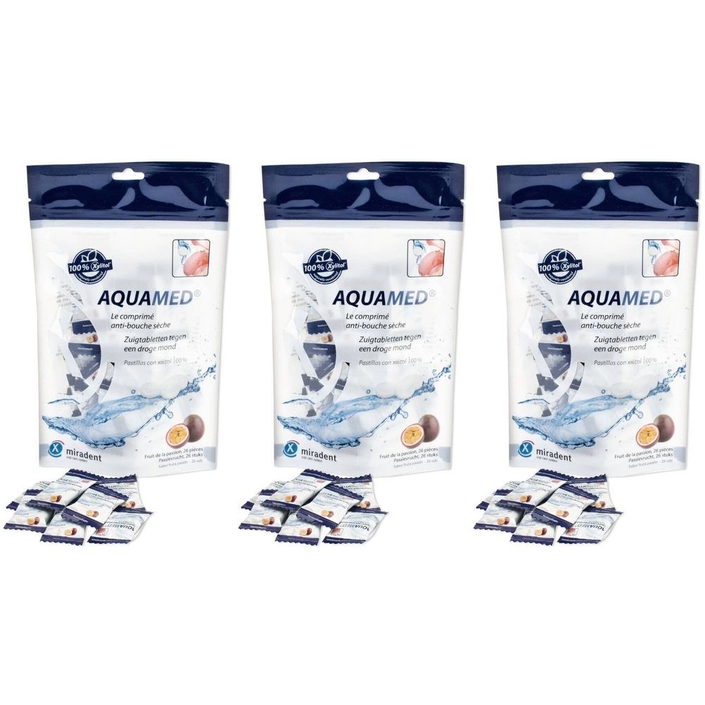 Drie zakjes met tabletten. Opschrift AQUAMED, Le comprimé anti-bouche sèche. Daaronder kleine individuele verpakkingen.